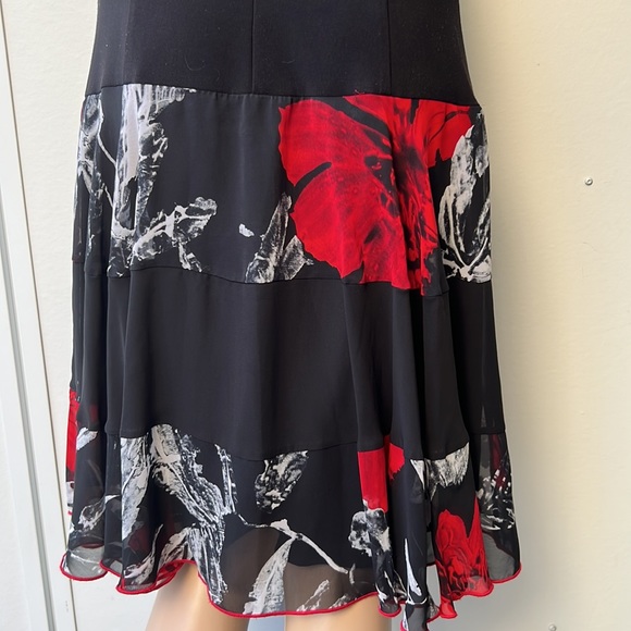 Floral Round Neckline Short Sleeve Midi A-
line Dress size 6 - Picture 3 of 4